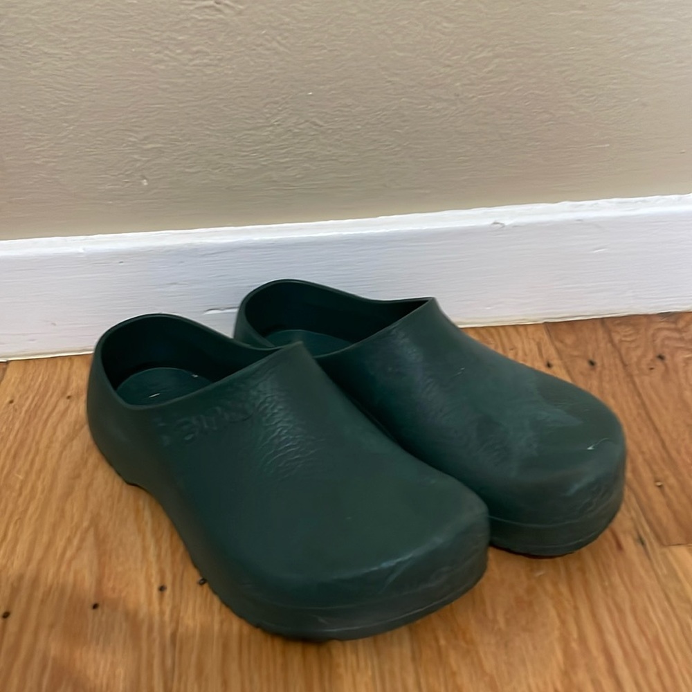 BIRKI’S CLOGS